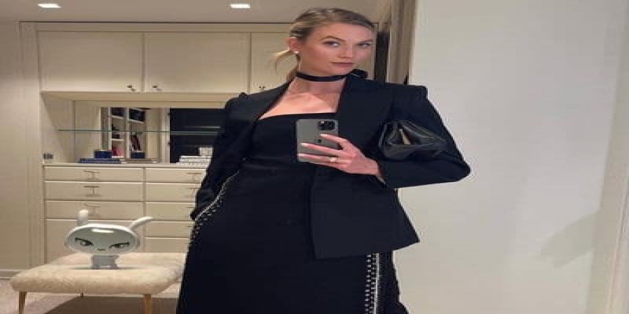 Карли Клосс впервые стала мамой