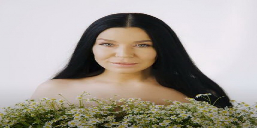 Ёлка встретила весну в неглиже (Видео)