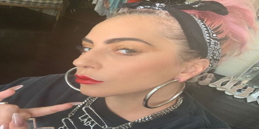 Леди Гага станцевала с шампанским (Видео)