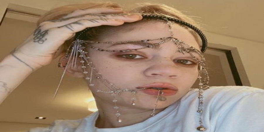 Граймс украсила спину инопланетными шрамами