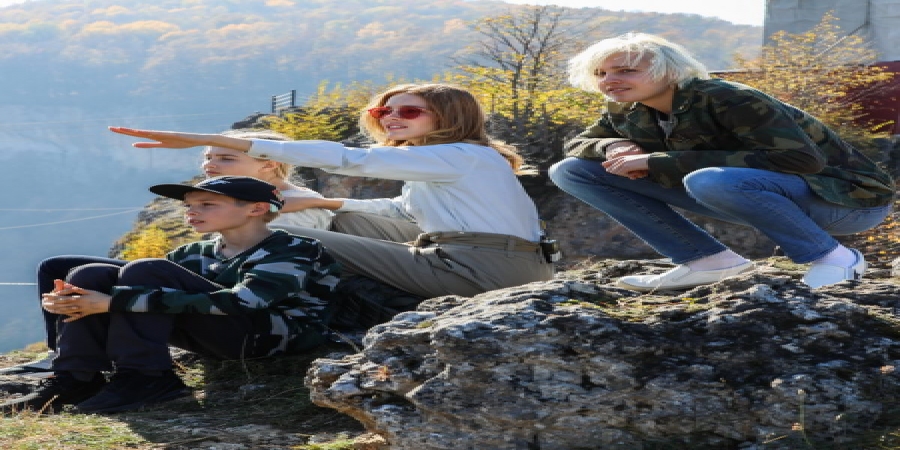 Дети Натальи Водяновой открывают для себя нашу страну в трейлере «Русских каникул» (Видео)