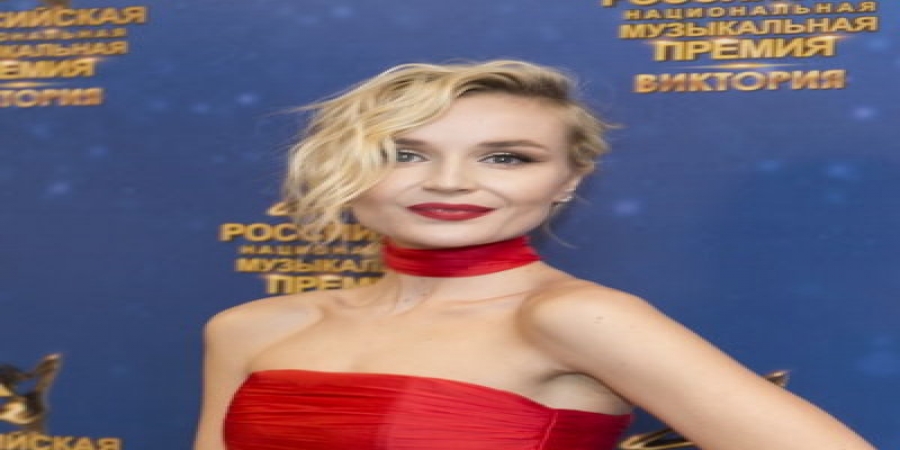 Полина Гагарина вывихнула плечо на концерте (Видео)