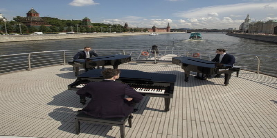 Трио Bel Suono и Ансамбль им. А. В. Александрова сыграли «Калинку» на Москве-реке