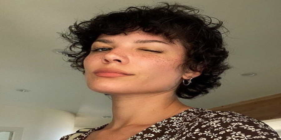 Холзи украсила своим телом обложку нового альбома (Видео)