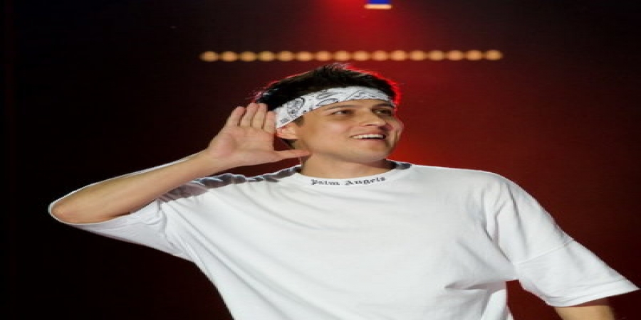 Хабиб вышел к публике Летнего амфитеатра, а Hensy зажёг огни зала