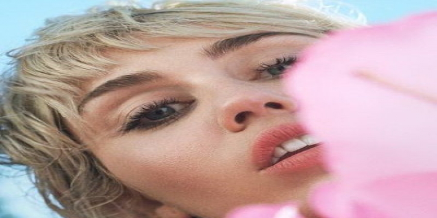 Майли Сайрус снялась с питомцами в саду и стала героиней аниме (Видео)