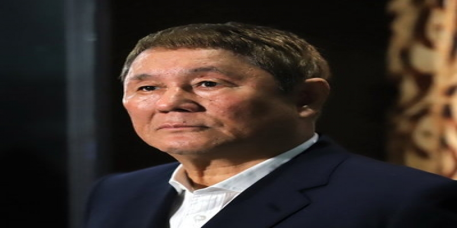 Машину Такеши Китано атаковали с киркой