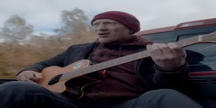 Лидер Tequilajazzz прокатился «Сам с собой» по осеннему лесу (Видео)