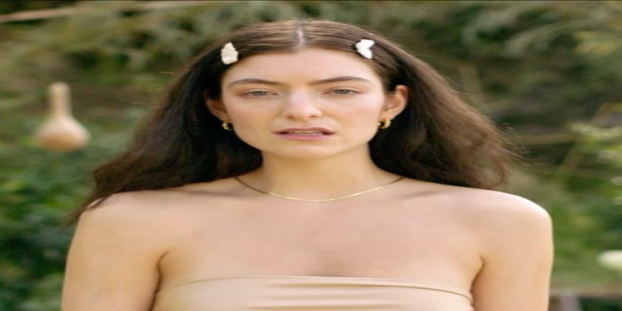 Лорд устроила побег со своего разрушенного идиллического пляжа (Видео)