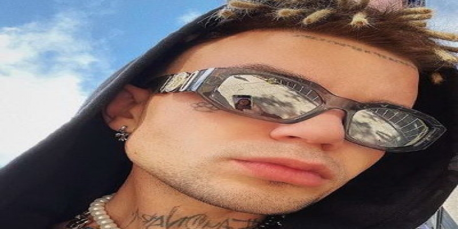 Элджей посетил миграционный центр на Кипре