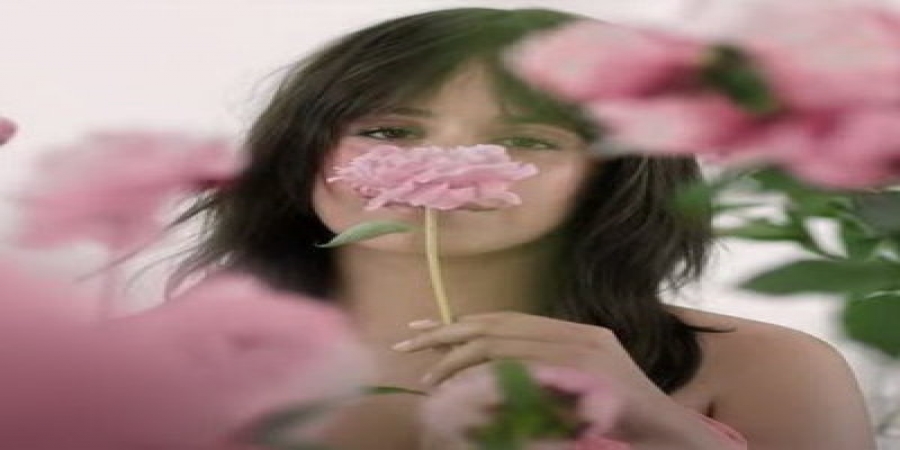 Камила Кабелло показала свою взрывную натуру для нового аромата