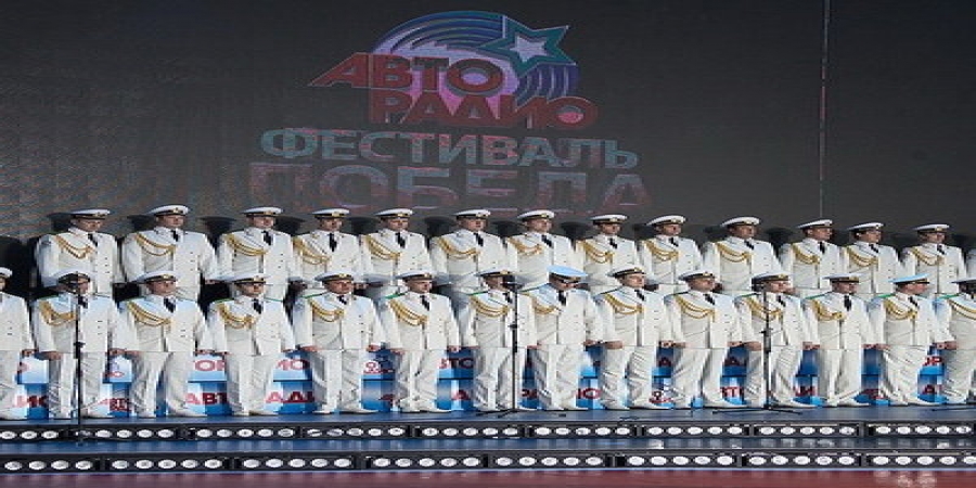 Александр Иванов и Анита Цой споют песни Победы на Поклонной горе