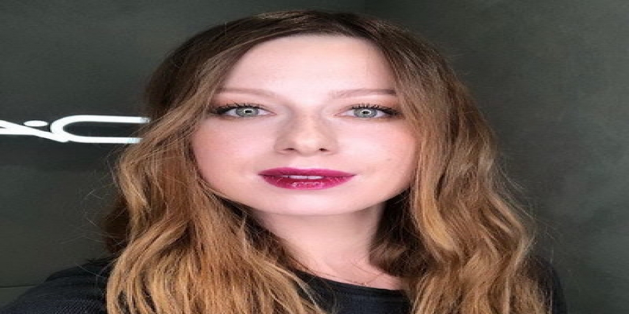 Юлия Савичева: «Свирепый мужик выбегал на сцену практически голый и пытался со мной что-то сделать»