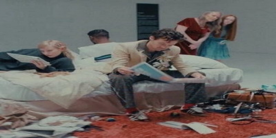 Гарри Стайлз прокатился по Лондону в кровати