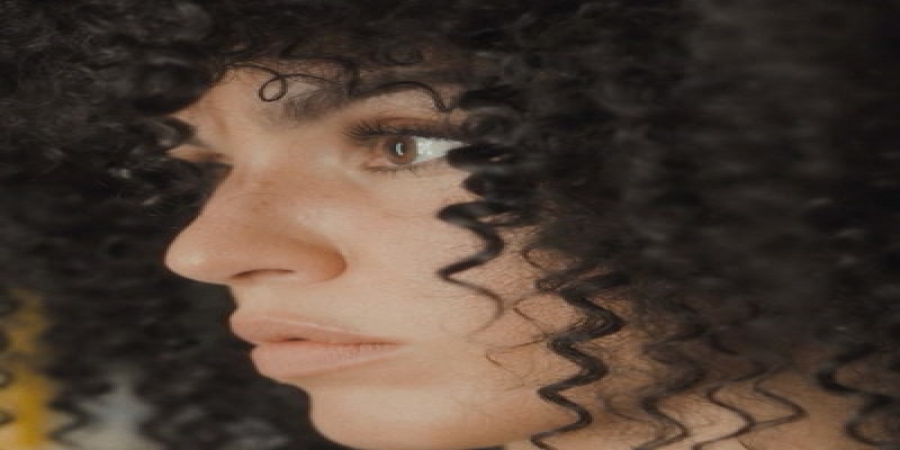 Юлия Зиверт раздает автографы в трейлере «Zivert Do For Love»