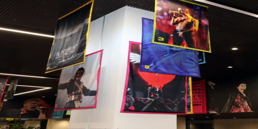 На выставке «Место счастья. Спорт и музыка» в «Лужниках» представили исторические фотографии Ива Монтана, Imagine Dragons и Мадонны