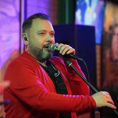 Марат Фидель призывает звякать и хрустеть в новом «застольном» сингле