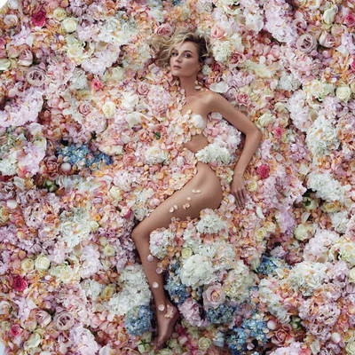 Полина Гагарина снялась обнаженной в лепестках роз для нового сингла