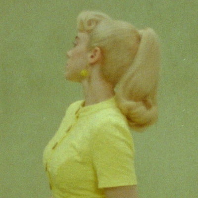 Билли Айлиш разобралась с кукольной одеждой и чувствами в клипе из саундтрека «Барби»