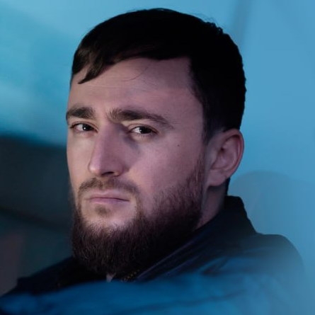 Султан Лагучев показал романтику 90-х в «Подмосковной рыжей львице»