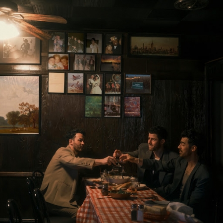 Jonas Brothers вернулись в родной город в новом альбоме