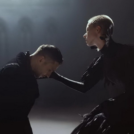 Сергей Лазарев станцевал «Последний танец» с чёрным лебедем