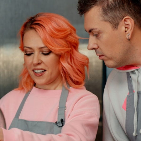 Группа «Вирус» поменяет микрофоны на ножи в «Фирменном рецепте»