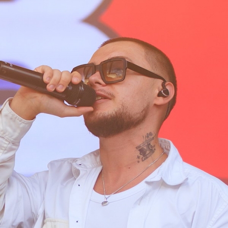 «Люди хотят видеть человека, а не недосягаемого артиста»: Lyriq про весну, благотворительность и изменения в музыкальной индустрии