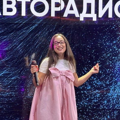 Виктория Дайнеко продлила лето песней «Нормально»